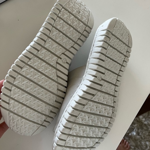 Brand new flat leather sandals , never worn. Myò size 37. White-icey white - Picture 3 of 3